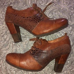 2/$25 Vintage style lace up pumps